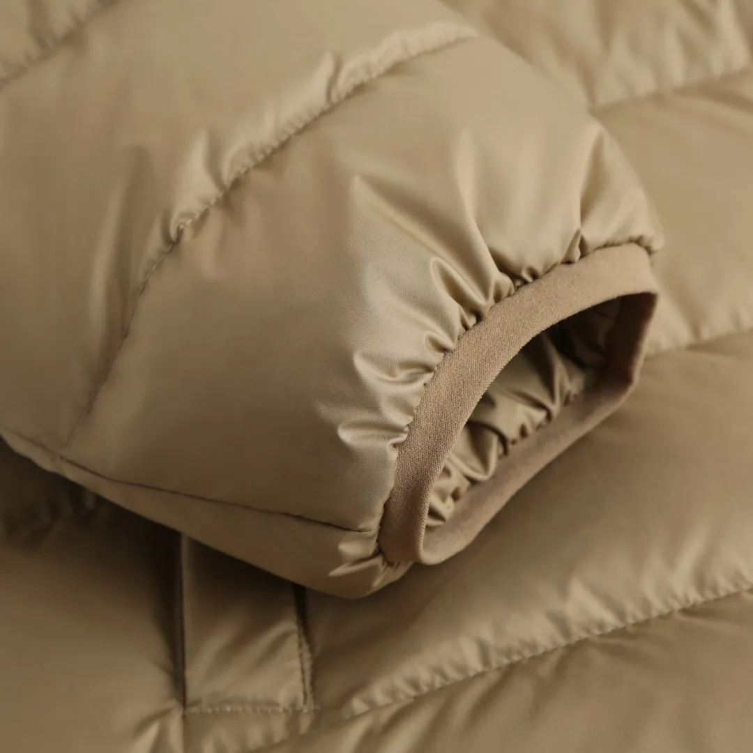 P900 Ralph Lauren Pony Embroidered Stand Collar Lightweight Down Jacket (khaki) The fabric is made of nylon fabric with good windproof and waterproof properties, which can effectively block the intrusion of wind and rain from the outside and keep the inside dry. It is suitable for wearing in humid or rainy environments. The high-quality filling is made of 90 white duck down with a weight of 260g, ensuring excellent thermal insulation performance. After strict screening and processing, the velvet is not easy to get drilled, ensuring durability. The red label on the chest is made with an imported MECLO embroidery machine. The original pattern is scanned first, and then high-quality silk thread is used to make a pattern. The density effect is adjusted by continuous pattern making. The details are processed and the exquisite zipper design is simple and elegant, easy to operate. The closing design of the cuffs and hem effectively prevents the intrusion of cold wind and improves the warmth and comfort of wearing. Size:S-M-L-XL